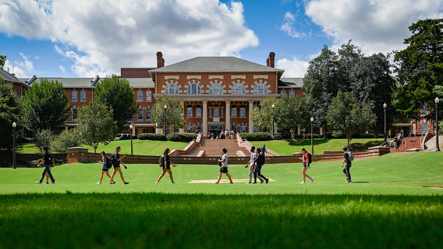 Students make their way to class early in the 2022 fall semester across the Court of North Carolina, with the 1911 Building as a backdrop. Photo by Becky Kirkland.